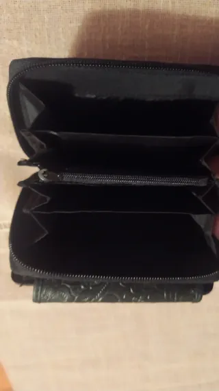 Billetera de piel negra con diseño floral