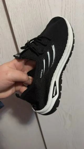 Zapatillas deportivas rosas y blancas