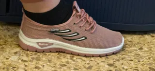 Zapatillas deportivas rosas y blancas