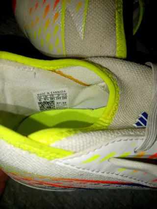 Zapatillas deportivas multicolor y blancas