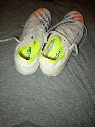 Zapatillas deportivas multicolor y blancas