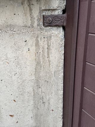 Puerta de garaje o finca marrón