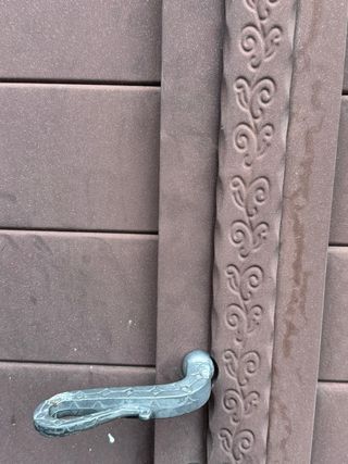 Puerta de garaje o finca marrón