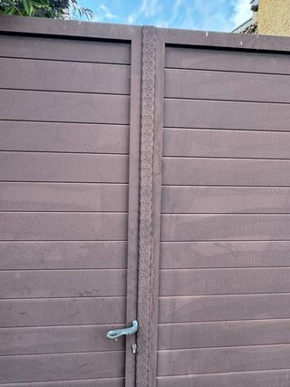 Puerta de garaje o finca marrón