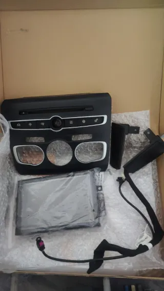 Radio CD DS4 con frontal.