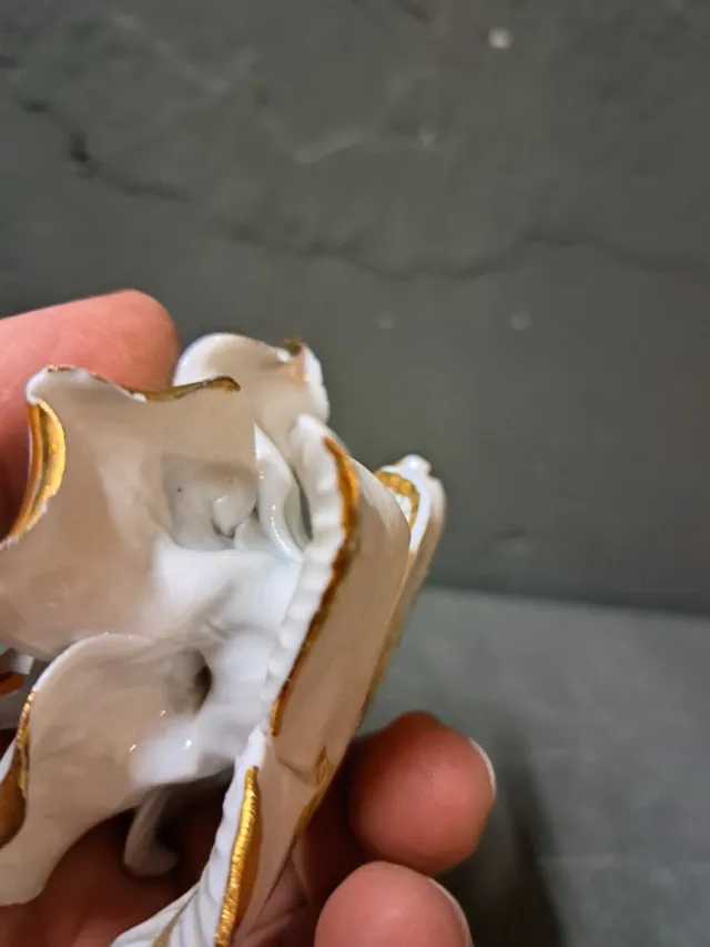 Flor de porcelana con detalles dorados