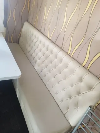 Sofá beige y lila en buen estado