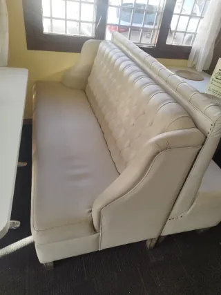 Sofá beige y lila en buen estado