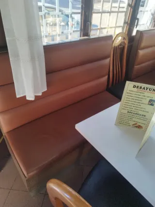 Sofá beige y lila en buen estado