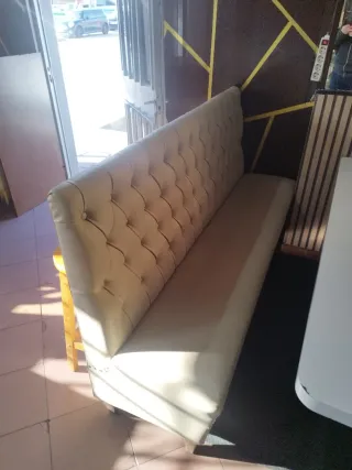 Sofá beige y lila en buen estado