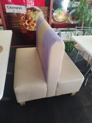 Sofá beige y lila en buen estado