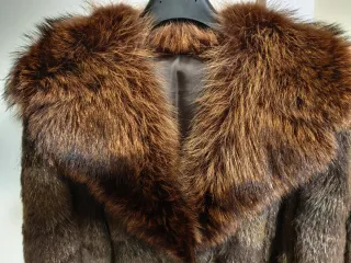 Elegante abrigo largo de visón sintético