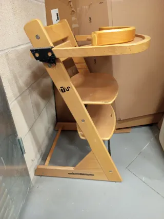 Trona de madera evolutiva de madera.