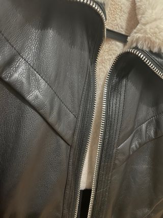 Cazadora polipiel negra con borreguito