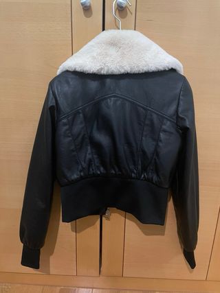 Cazadora polipiel negra con borreguito