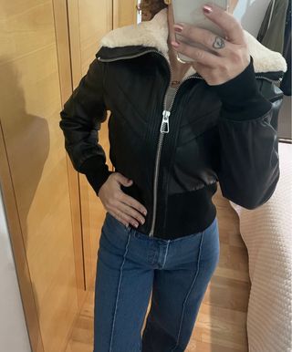 Cazadora polipiel negra con borreguito
