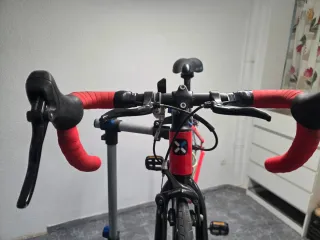 Bicicleta de carretera infantil roja