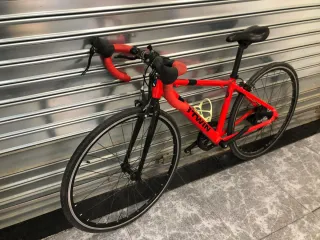 Bicicleta de carretera infantil roja