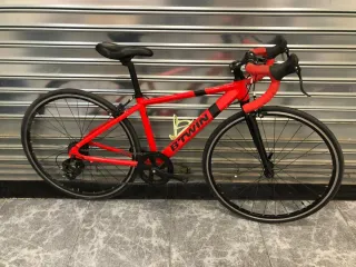 Bicicleta de carretera infantil roja