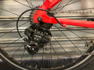 Bicicleta de carretera infantil roja