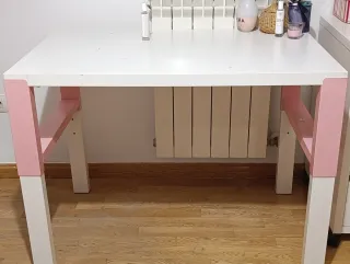 Escritorio infantil blanco y rosa