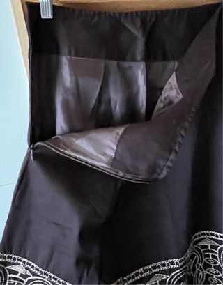 Falda marrón con bordado dorado