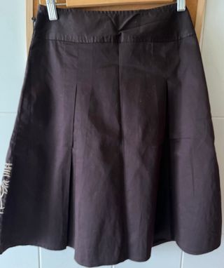 Falda marrón con bordado dorado