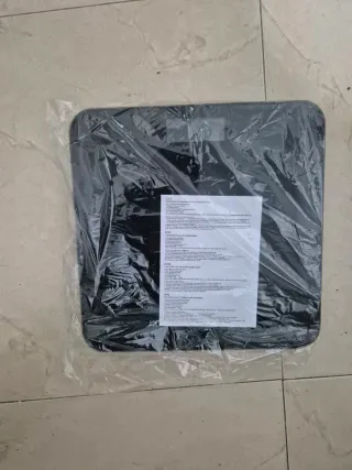 Báscula digital negra sin abrir