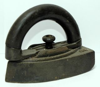 Plancha de carbón antigua. Hay dos casi iguales