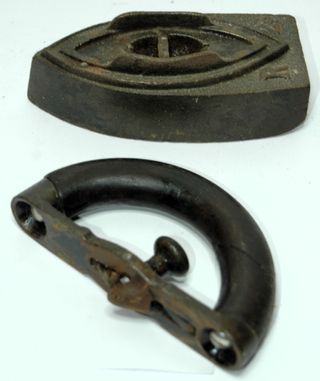 Plancha de carbón antigua. Hay dos casi iguales