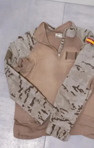 Camiseta táctica beige y multicolor