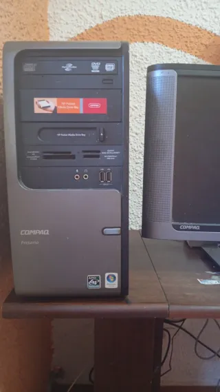 Compaq PC de sobremesa gris y negro
