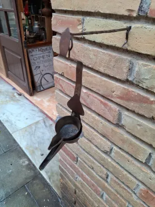 Lámpara de aceite antigua de metal