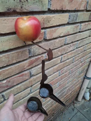 Lámpara de aceite antigua de metal