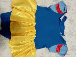 Disfraz de bebé azul con volantes amarillos