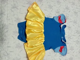 Disfraz de bebé azul con volantes amarillos