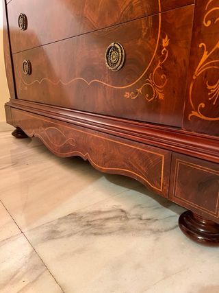 Cómoda clásica de madera con marquetería