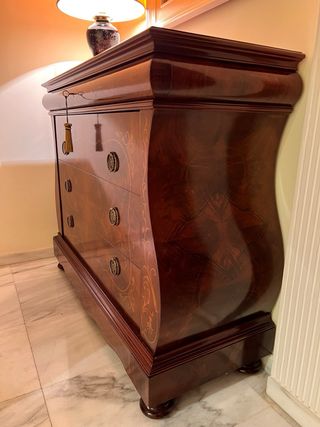 Cómoda clásica de madera con marquetería