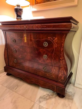 Cómoda clásica de madera con marquetería