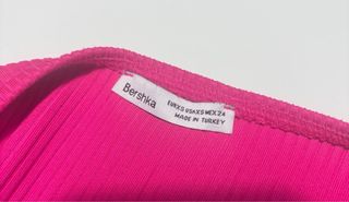 Vestido rosa acanalado.