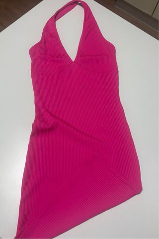 Vestido rosa acanalado.