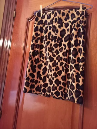 Traje de falda estampado leopardo