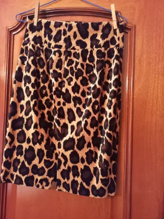 Traje de falda estampado leopardo