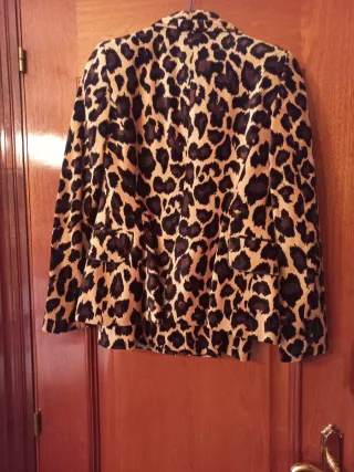 Traje de falda estampado leopardo