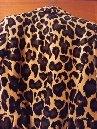 Traje de falda estampado leopardo