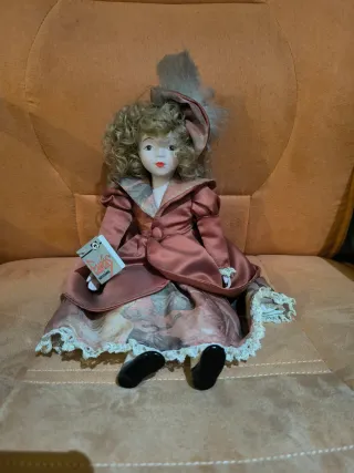 Bambole di porcellana con vestito