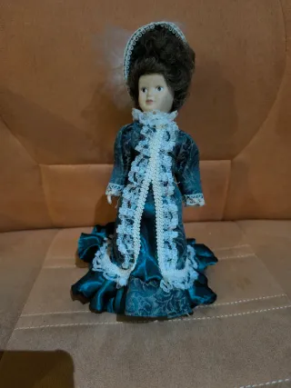 Bambole di porcellana con vestito