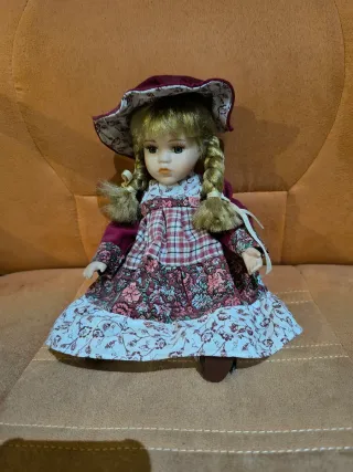 Bambole di porcellana con vestito