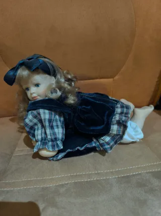 Bambole di porcellana con vestito