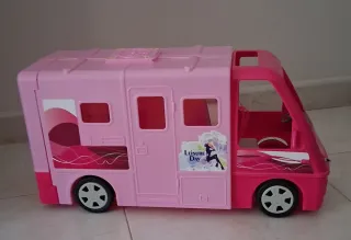 Caravana de muñecas rosa